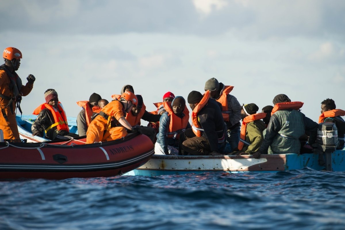 Seenotrettung im Mittelmeer: Wie ist die rechtliche Einordnung? - Ankerherz Verlag