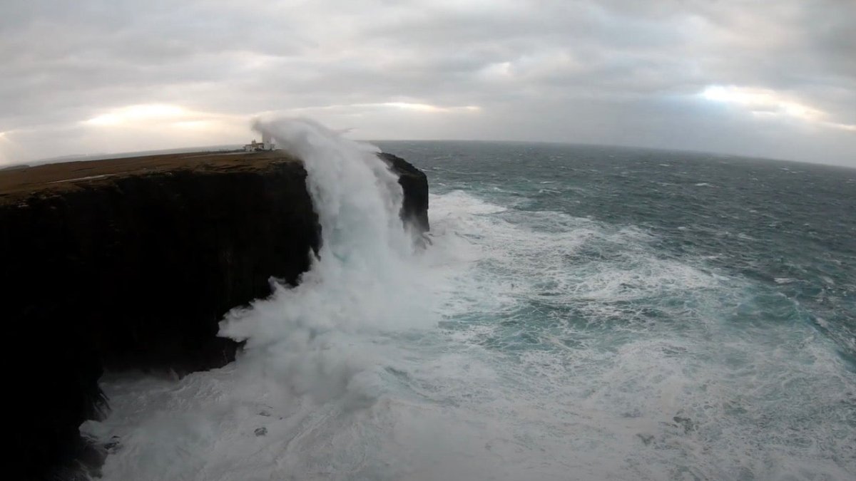Shetland: Riesenwelle trifft Leuchtturm Eshaness - Ankerherz Verlag
