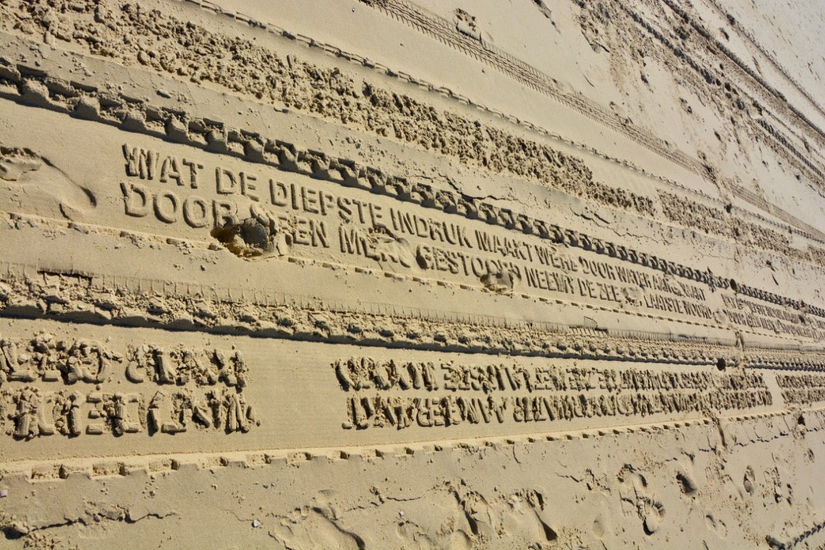 Spur im Sand: Lastwagen schreibt Gedicht auf den Strand - Ankerherz Verlag