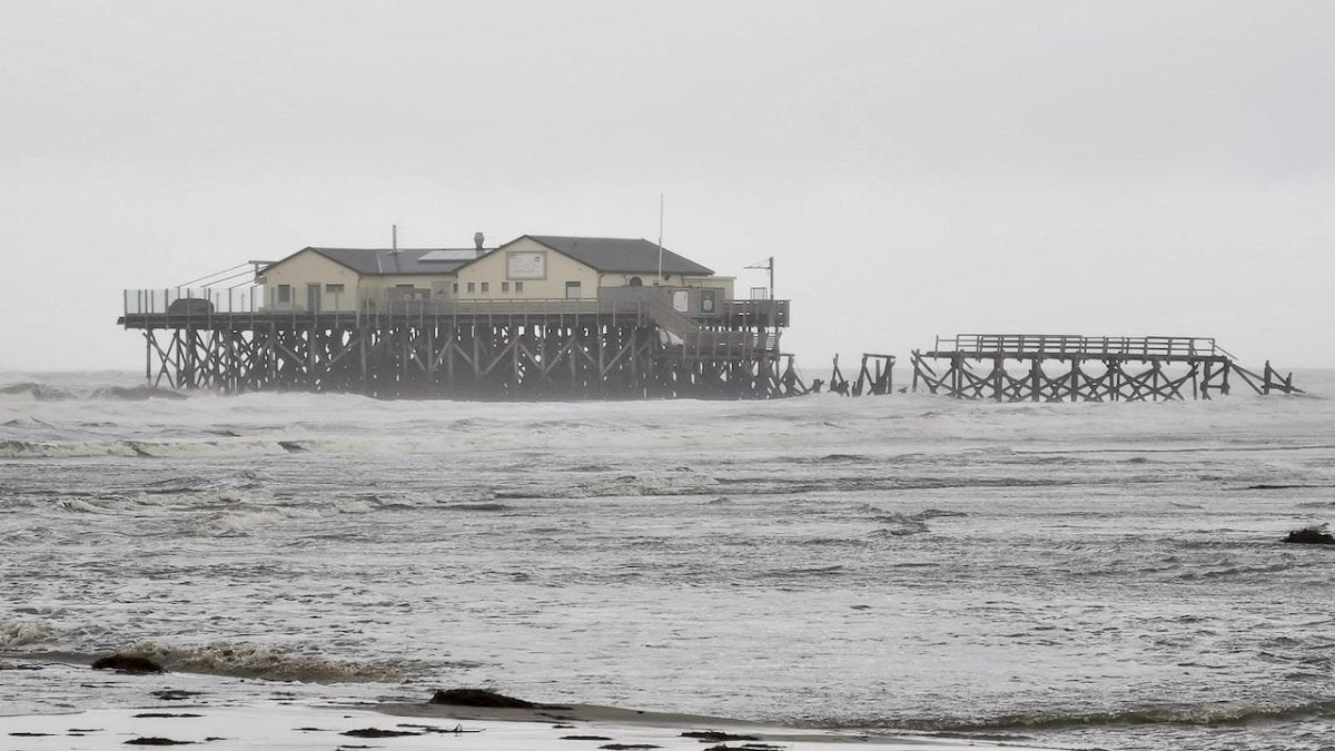 Strandbar 54 Grad Nord: Orkan zerstört Steganlage in St Peter-Ording - Ankerherz Verlag