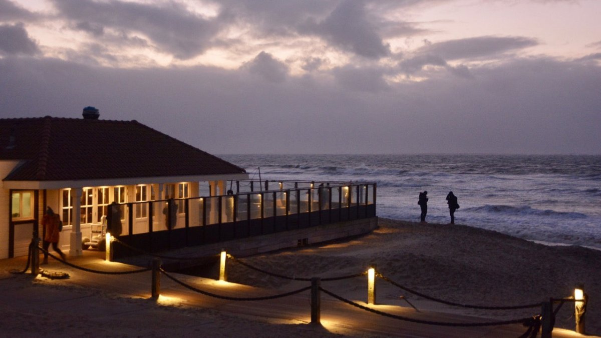 Sturm über der Insel Ameland: Neujahrsabend an der Strandbar - Ankerherz Verlag