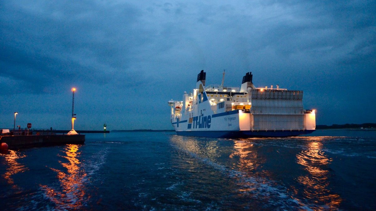 Travemünde: Crew der Schwedenfähre und Seenotretter retten Segler - Ankerherz Verlag