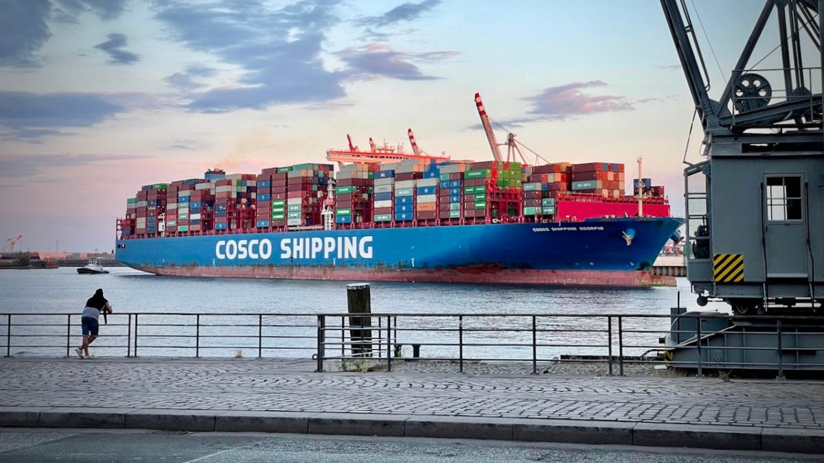 Verdi wirft China-Reederei Cosco Tarifbruch im Hamburger Hafen vor - Ankerherz Verlag