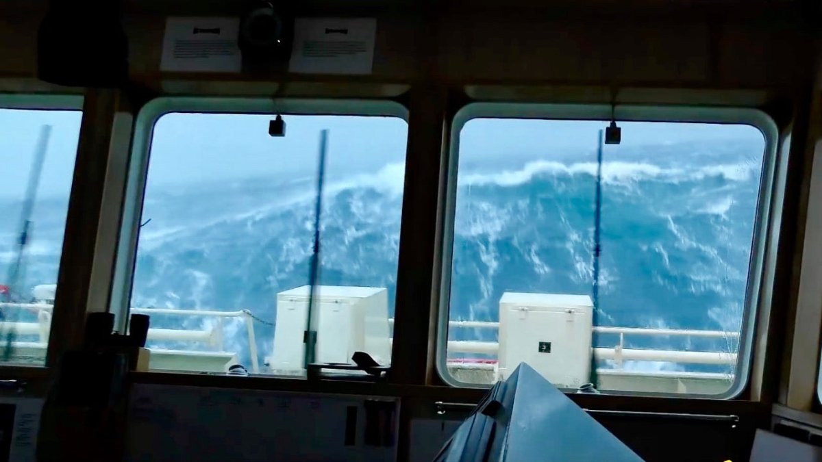 Video: Im Sturm auf extremen Wellen in der Nordsee - Ankerherz Verlag