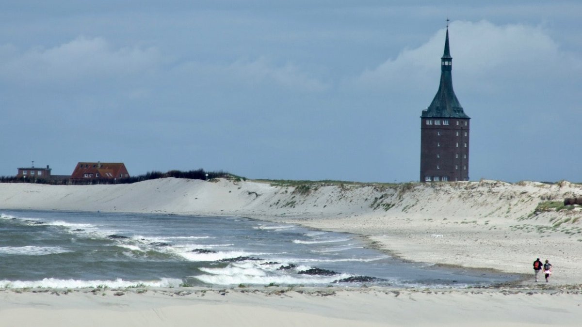 Wangerooge: Insulanerin verletzt sich schwer bei Sturz von Dünenkante - Ankerherz Verlag