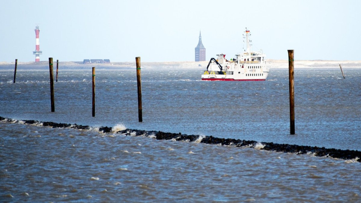 Wangerooge: Ölunfall im Hafen legt Fährverkehr lahm - Ankerherz Verlag