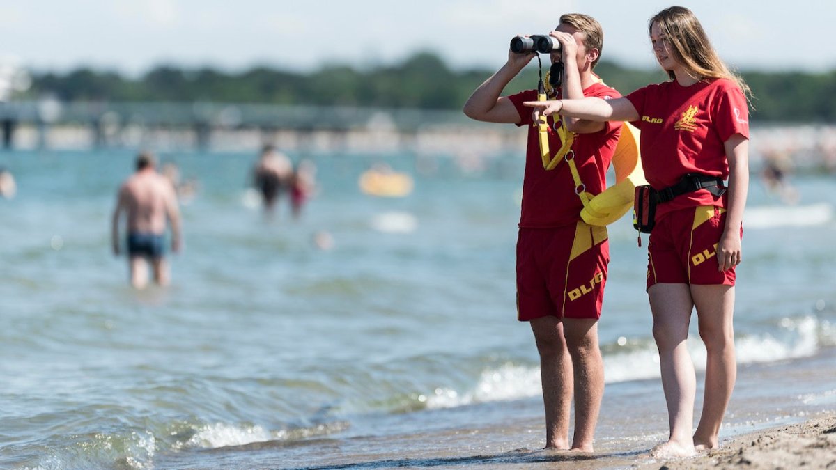 Warnemünde: Rettungsschwimmer ziehen elf Menschen aus den Wellen - Ankerherz Verlag