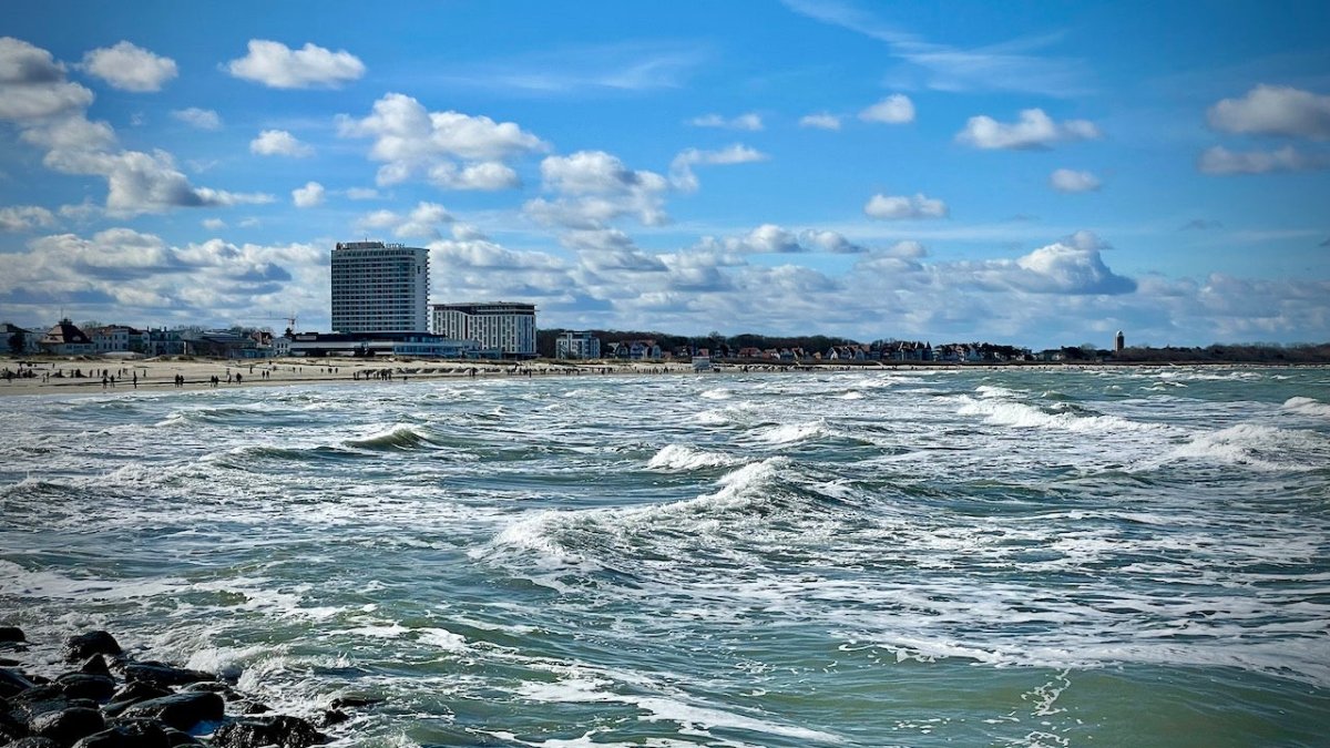 Warnemünde: Toter Mann nach Badewarnung am Strand entdeckt - Ankerherz Verlag