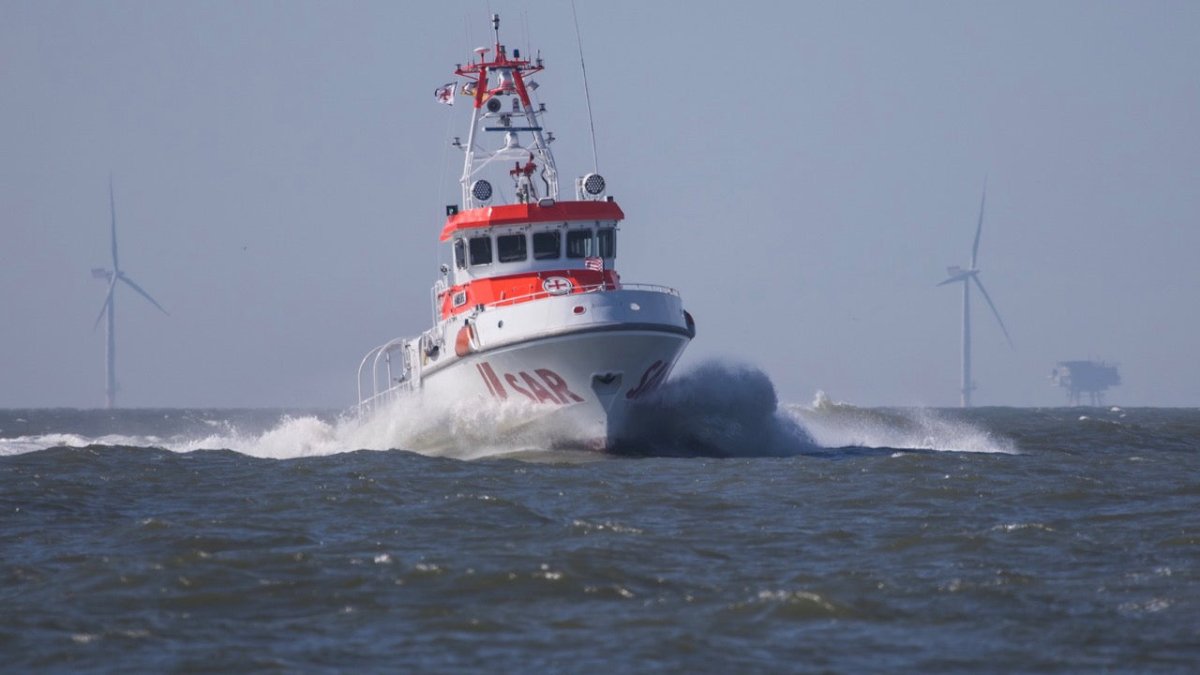 Westlich Greetsiel: Seenotretter helfen verletztem Fischer - Ankerherz Verlag