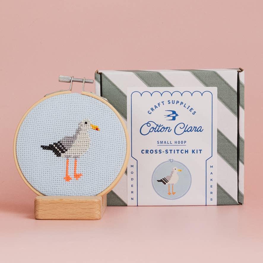 Seemöwe Kreuzstich-Set von Cotton Clara – fertiges Motiv im 11 cm Holzrahmen mit Verpackung, Frontansicht