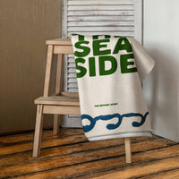Meet me by the Seaside Strandtuch – blaue Wellen-Bordüre Detailansicht