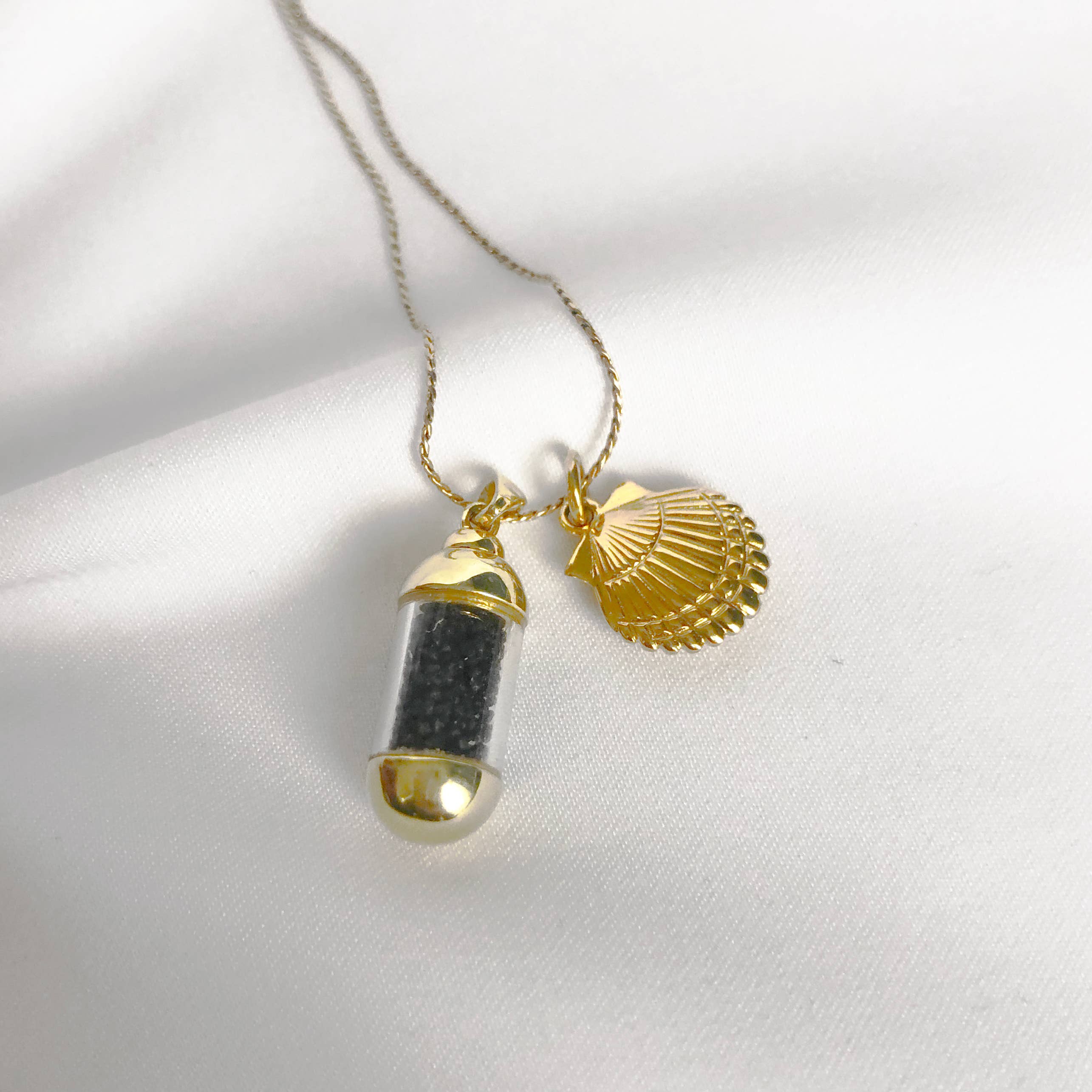 Halskette mit goldener Muschel und Sandampulle