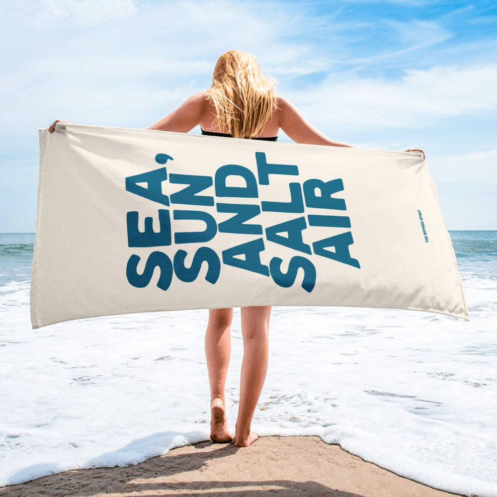 Strandtuch Sea Sun and Salt Air – Lifestyle-Aufnahme am Strand