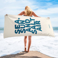 Strandtuch Sea Sun and Salt Air – Lifestyle-Aufnahme am Strand