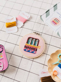 Sardinen Stickset von Cotton Clara – Verpackung in gestreifter Schachtel, plastikfrei