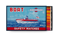 Riesen-Streichholzschachtel Boot von Archivist Gallery – große Pappschachtel mit Boot-Motiv in Blau und Rot, Letterpress-Druck
