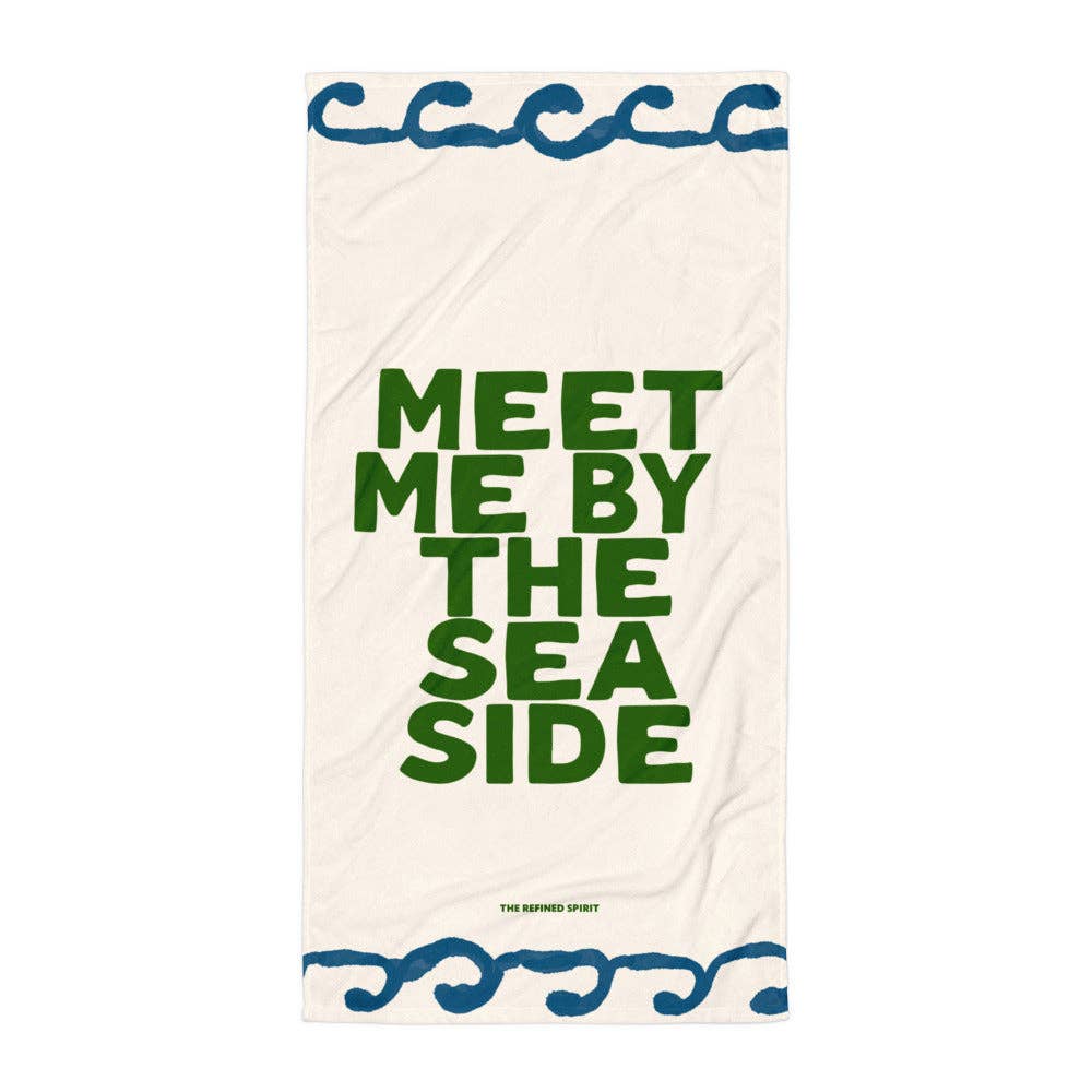 Strandtuch Meet me by the Seaside – Frau am Strand hält Tuch mit sattgrünem Typografie-Print und blauen Wellen-Bordüren