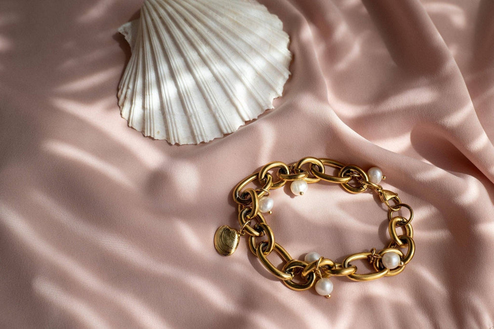 Armband mit Süßwasserperlen und Muschel