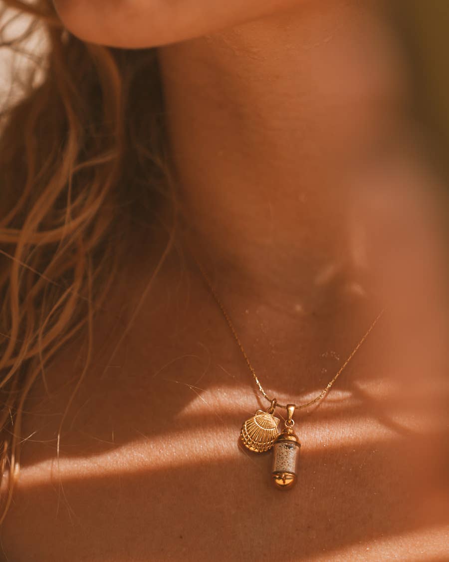 Halskette mit goldener Muschel und Sandampulle
