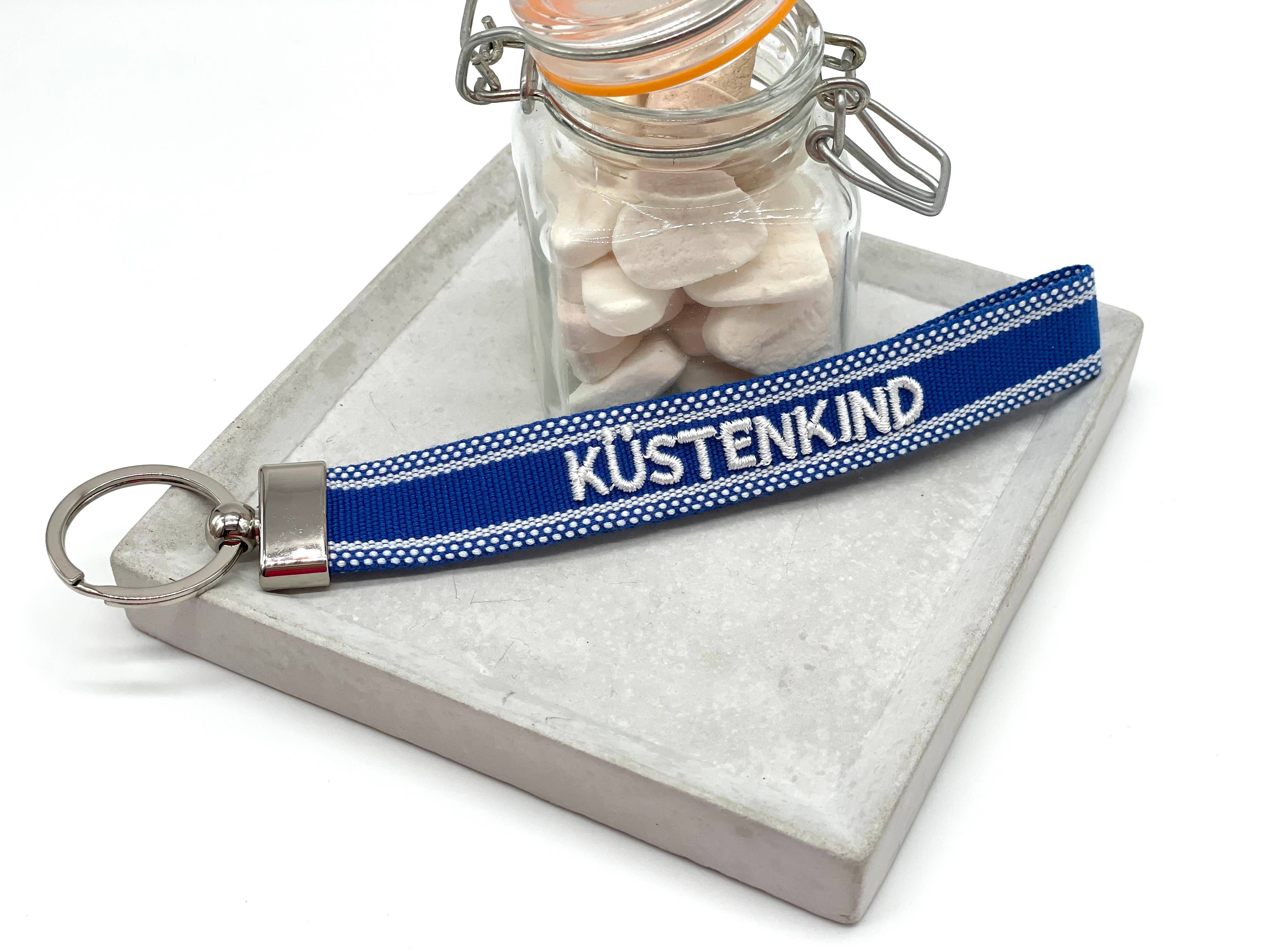 Schlüsselanhänger Küstenkind — Gewebt & Bestickt