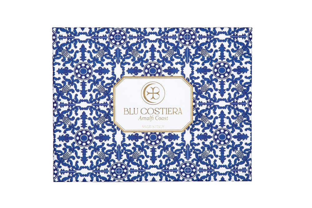 Blu Costiera Geschenkbox – Detailansicht Keramikschale mit Seeigel-Motiv und Seifen