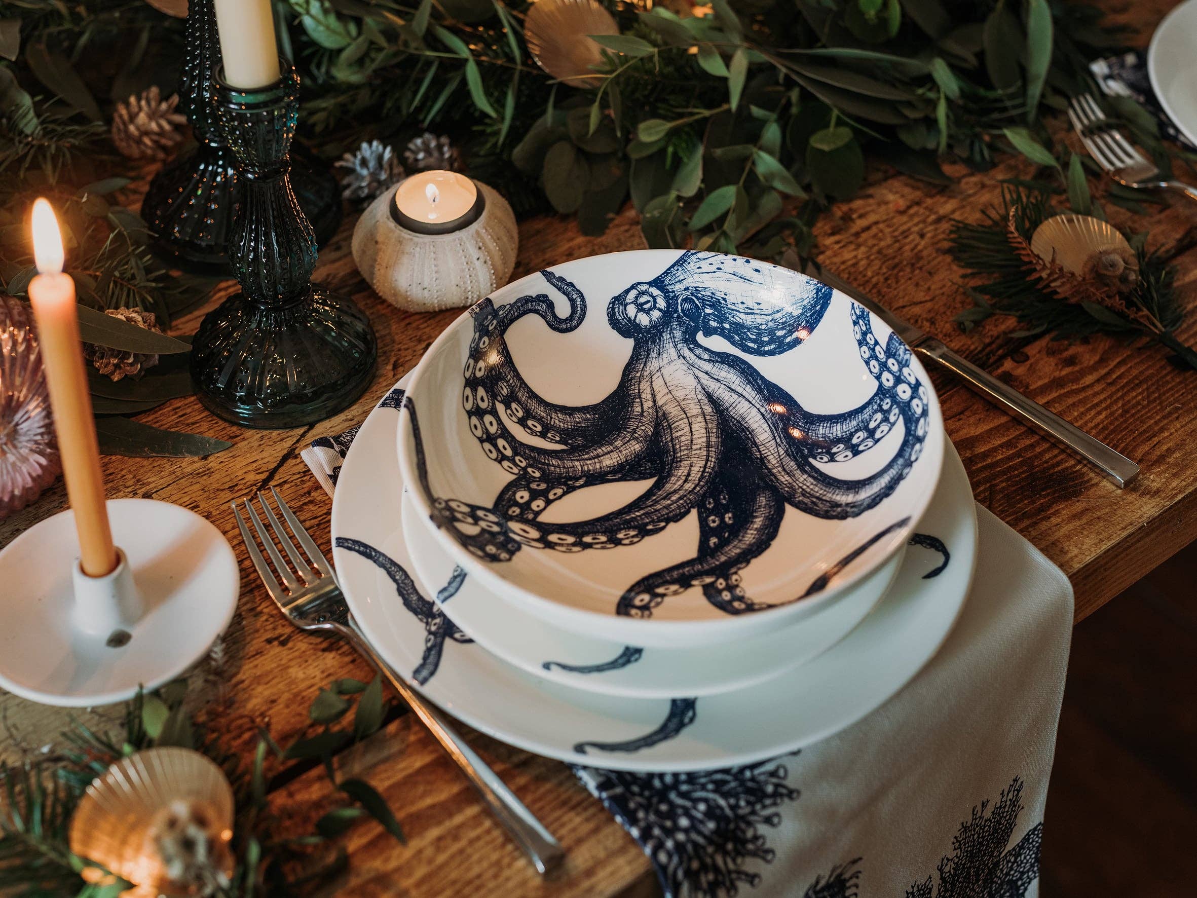 tiefe und flache Teller aus Cornwall mit Oktopus