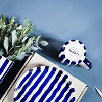 handbemalter Becher mit blauen Streifen - Ankerherz Verlag