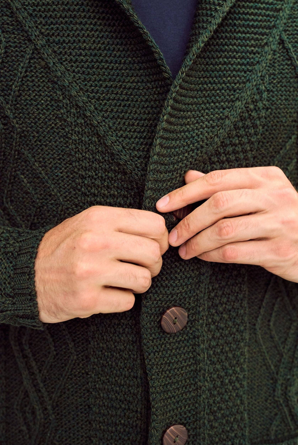 Aran Strickjacke - Waldgrün | ankerherz.de