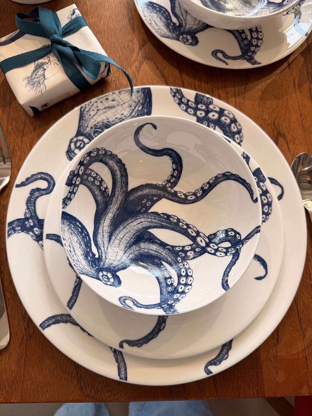 tiefe und flache Teller aus Cornwall mit Oktopus