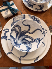 tiefe und flache Teller aus Cornwall mit Oktopus