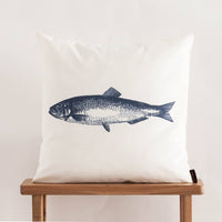 Kissenbezug Fisch 50x50 cm von Terracota – Vintage-Heringsillustration in Navy auf Naturweiß, auf Holzhocker