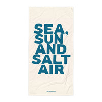 Strandtuch Sea Sun and Salt Air – sattblauer Typografie-Print auf cremefarbenem Tuch, Produktfoto liegend