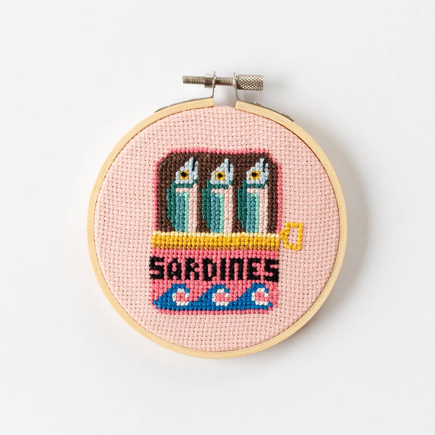 Sardinen Kreuzstich Cotton Clara – Detailansicht des Sardinendosen-Motivs mit Wellen und Schriftzug