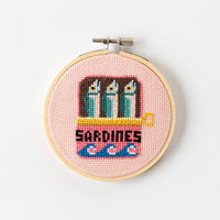 Sardinen Kreuzstich Cotton Clara – Detailansicht des Sardinendosen-Motivs mit Wellen und Schriftzug