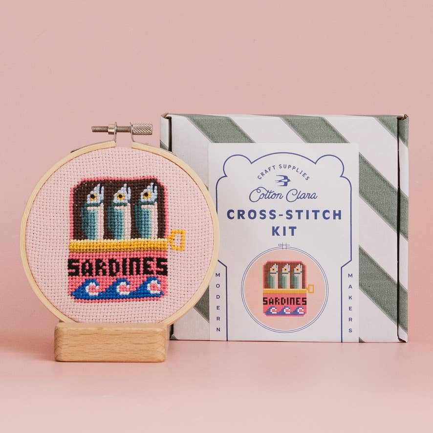 Sardinen Stickset Cotton Clara – Draufsicht auf Stickrahmen mit fertigem Motiv und Garn