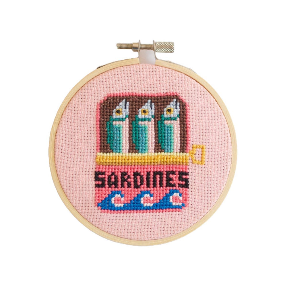 Sardinen Kreuzstich-Set von Cotton Clara – fertig gesticktes Sardinendosen-Motiv im 11 cm Holzrahmen, Frontansicht