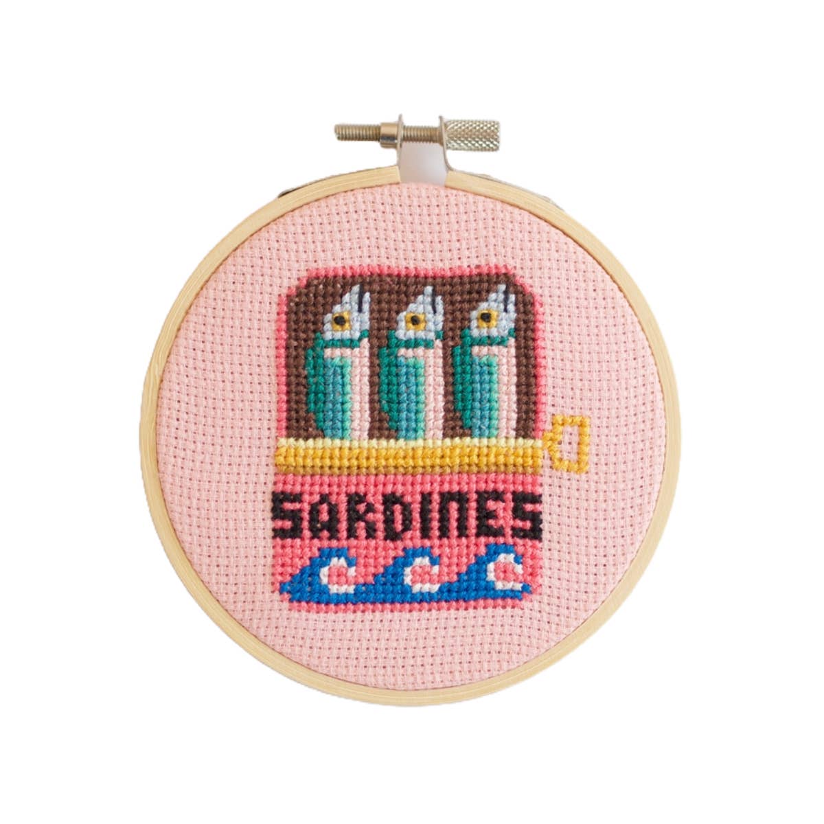 Sardinen Kreuzstich-Set von Cotton Clara – fertig gesticktes Sardinendosen-Motiv im 11 cm Holzrahmen, Frontansicht