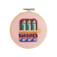 Sardinen Kreuzstich-Set von Cotton Clara – fertig gesticktes Sardinendosen-Motiv im 11 cm Holzrahmen, Frontansicht