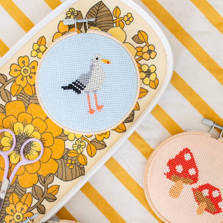 Cotton Clara Seemöwe Stickset – fertig gesticktes Seemöwen-Motiv auf hellblauem Aida-Stoff