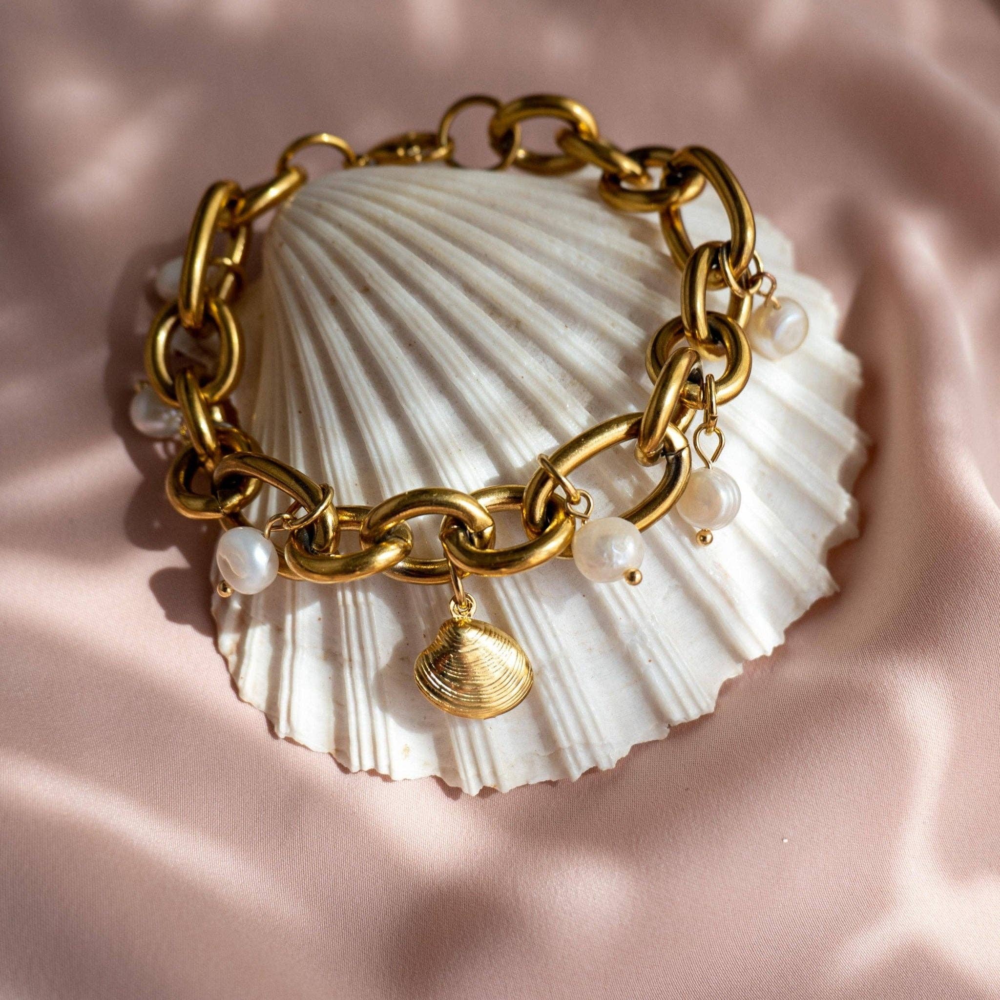 Armband mit Süßwasserperlen und Muschel