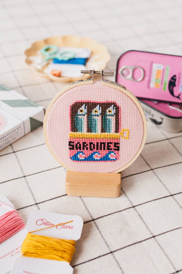 Sardinen Stickset von Cotton Clara – komplettes Set mit Stickrahmen, Stickgarn und Verpackung auf kariertem Untergrund
