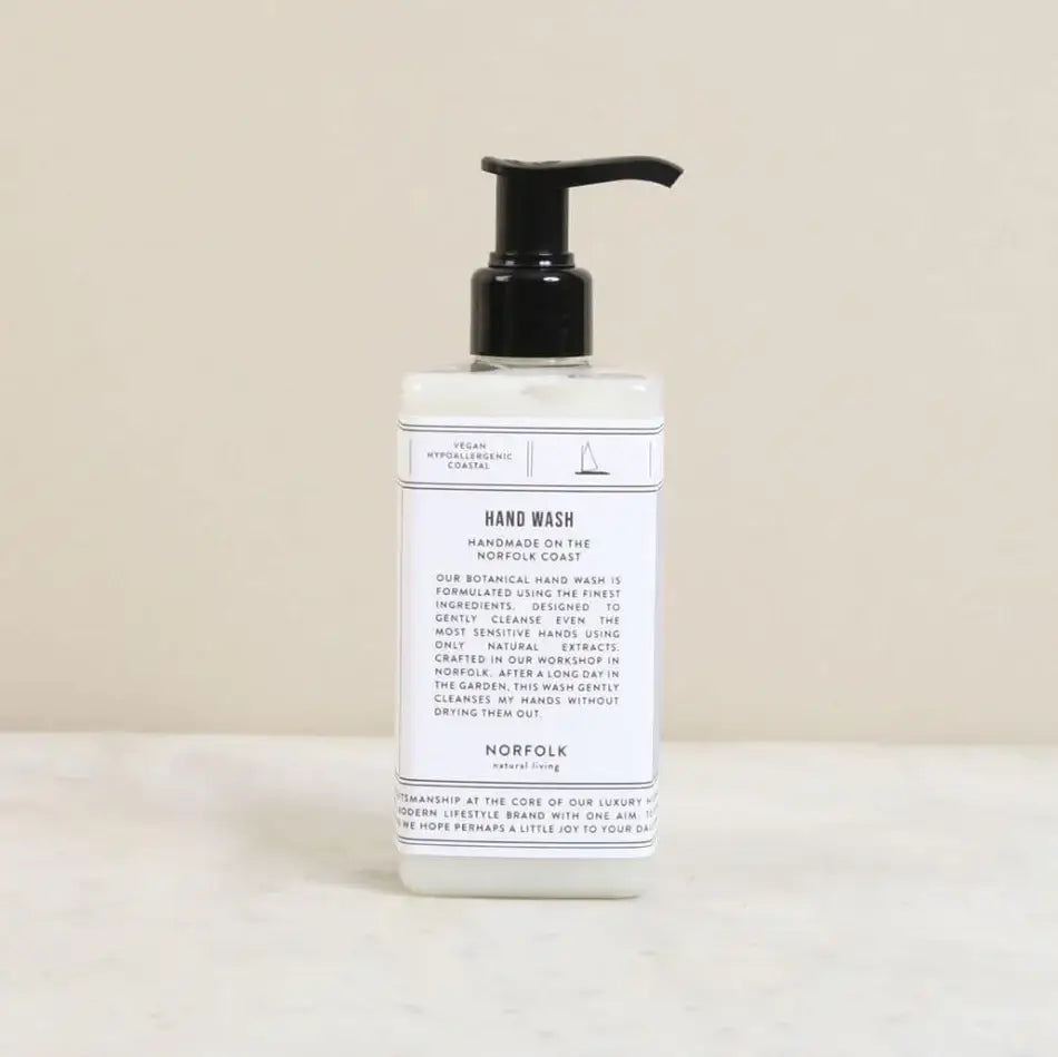Handseife Coastal Walks von Norfolk Natural Living – 300 ml Flasche mit schlichten Typography-Label