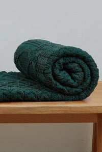 Grüne Aran Patchwork-Decke aus Merinowolle, 102 × 152 cm