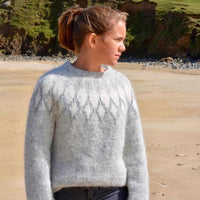 Handgestrickter Islandpullover in Grau - Ankerherz Verlag