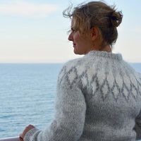 Handgestrickter Islandpullover in Grau - Ankerherz Verlag