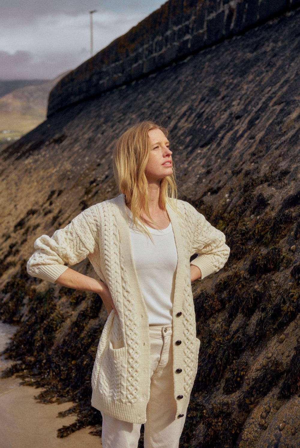 lange Aran Strickjacke  im lässigen Boyfriend-Stil, offen getragen