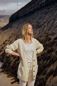 lange Aran Strickjacke  im lässigen Boyfriend-Stil, offen getragen