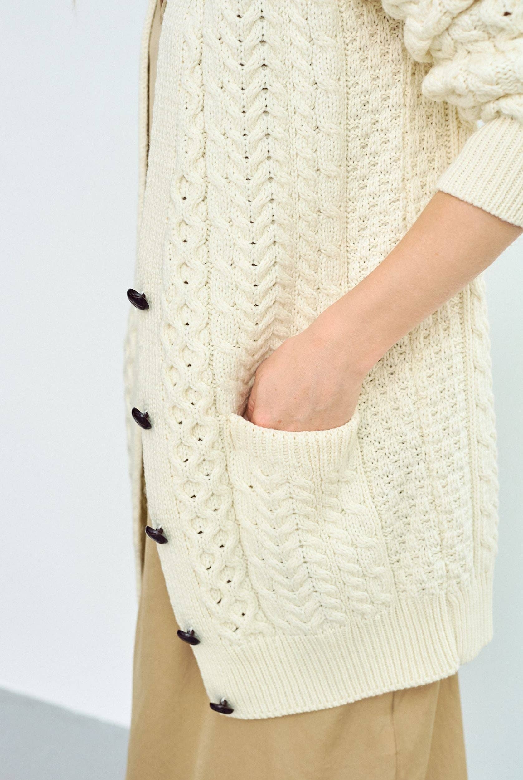 lange Aran Strickjacke mit aufgesetzte Taschen mit traditionellem Aran-Strickmuster