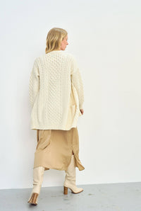 Rückansicht der langen Aran Strickjacke mit klassischem Strickmuster