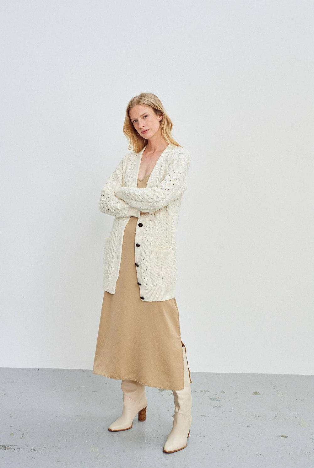lange Aran Strickjacke in klassischem Design mit V-Ausschnitt und traditionellem Zopfmuster aus Merinowolle
